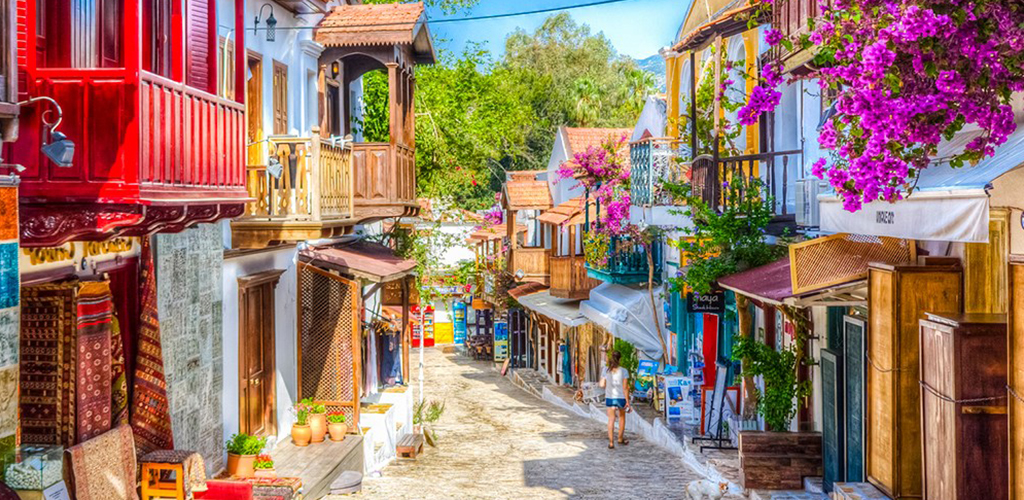 Kaş'ta Harika Bir Gün Geçirmenin Yolları: En İyi Aktiviteler, Plajlar ve Restoranlar